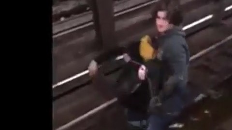 El momento en que un joven ingeniero salva a un hombre de ser arrollado por el tren.