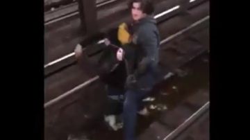 El momento en que un joven ingeniero salva a un hombre de ser arrollado por el tren.