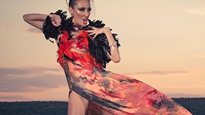 La exposición explora la moda nativa americana.