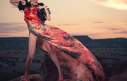 La exposición explora la moda nativa americana.