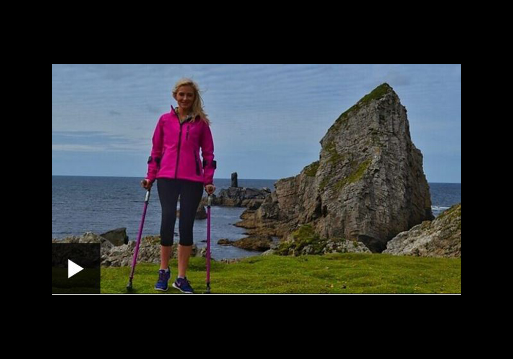 Video: La mujer que escala montañas en muletas luego de sufrir cáncer en los huesos