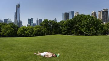Tomar el sol desnudo en los parques sigue siendo considerado un delito menor.