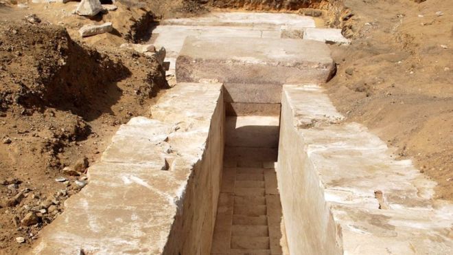 Las primeras excavaciones llevaron al descubrimiento de un pasillo en la pirámide.