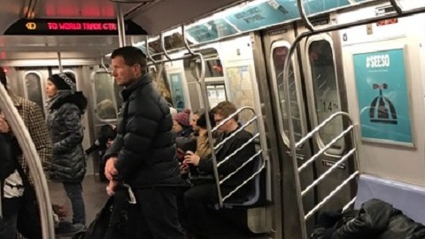 Los vagones del tren E se vacían cuando un desamparado ocupa el servicio.