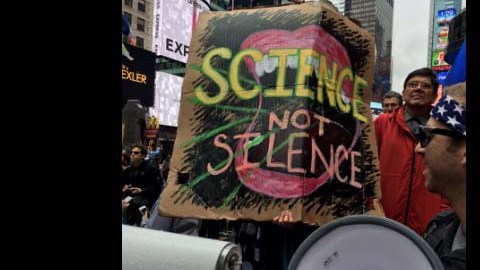 Los participantes en la marcha corearon lemas como "La ciencia hace Estados Unidos grande de nuevo".