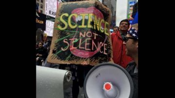Los participantes en la marcha corearon lemas como "La ciencia hace Estados Unidos grande de nuevo".