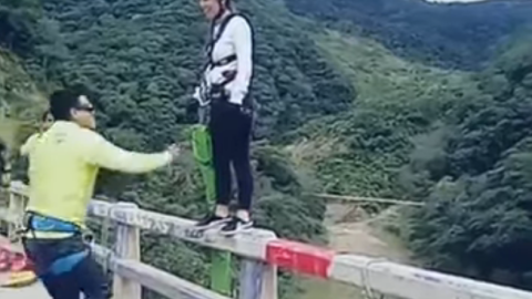 La joven antes de salta en bungee.