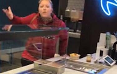 “Tú estás teniendo sexo con tu novia en un restaurante público como una prostituta”, grita la acosadora.