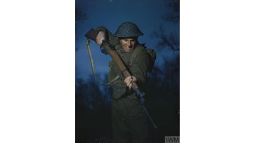 El soldado Alfred Campin del 6º Batallón, infantería ligera de Durham durante el entrenamiento en Gran Bretaña, marzo de 1944.