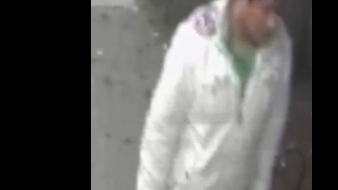 El NYPD busca a este hombre como sospechoso de atacar a una mujer en Queens.