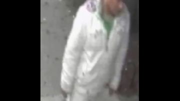 El NYPD busca a este hombre como sospechoso de atacar a una mujer en Queens.