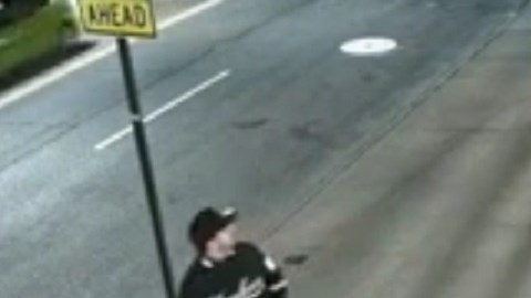 Estos son los tres sospechosos de dañar los vehículos mientras estaban estacionados.