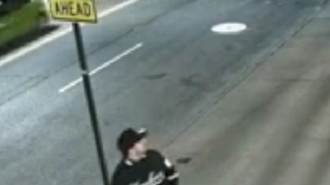 Estos son los tres sospechosos de dañar los vehículos mientras estaban estacionados.