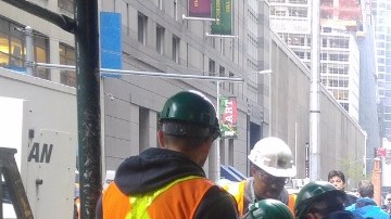 Funcionarios de la MTA trabajan en la emergencia.