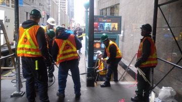 Funcionarios de la MTA trabajan en la emergencia.