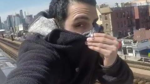 El joven confesó que tiene una obsesión con los trenes.