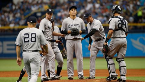 Joe Girardi (28) manager de Yankees llega al montículo para retirar al lanzador Masahiro Tanaka en la tercera entrada.