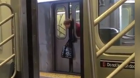 La mujer estuvo atrapada por varios minutos.