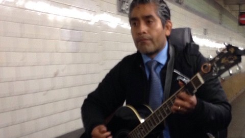 La víctima del acoso capturó la imagen del músico que la hostigó en la estación de la calle 145.