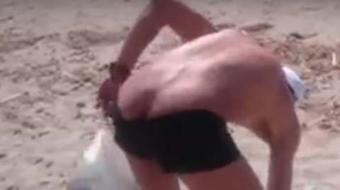 “Este tipo que estoy grabando se está pajeando mientras me mira en la playa, ¿vale?”, expresa la mujer en el video.