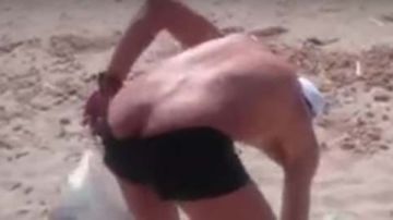 “Este tipo que estoy grabando se está pajeando mientras me mira en la playa, ¿vale?”, expresa la mujer en el video.