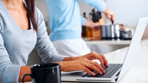 El 43% de los empleados trabajan parte de su tiempo desde su hogar./Shutterstock