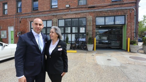 Victoria Aviles y su hijo, Richard Aviles en su lavanderia King Garment Care en el Brooklyn Navy Yard.