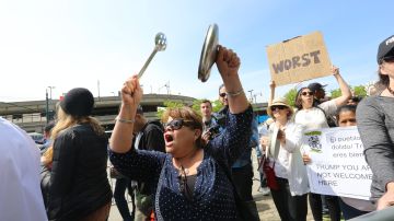 Protesta en frente del Museo del Intrepid durante la primera visita del Presidente Trump a la Gran Manzana.