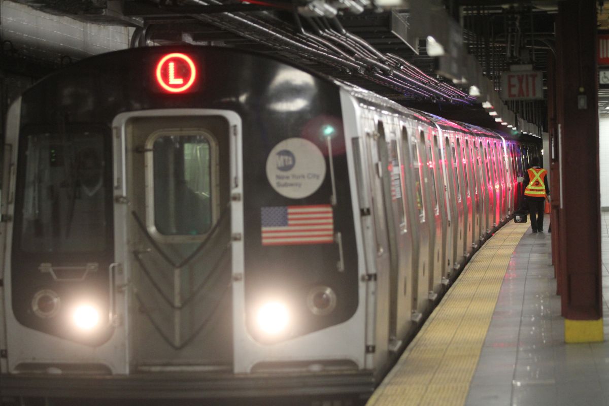 Varios trabajadores persiguieron al can a lo largo de nueve paradas del metro en Brooklyn