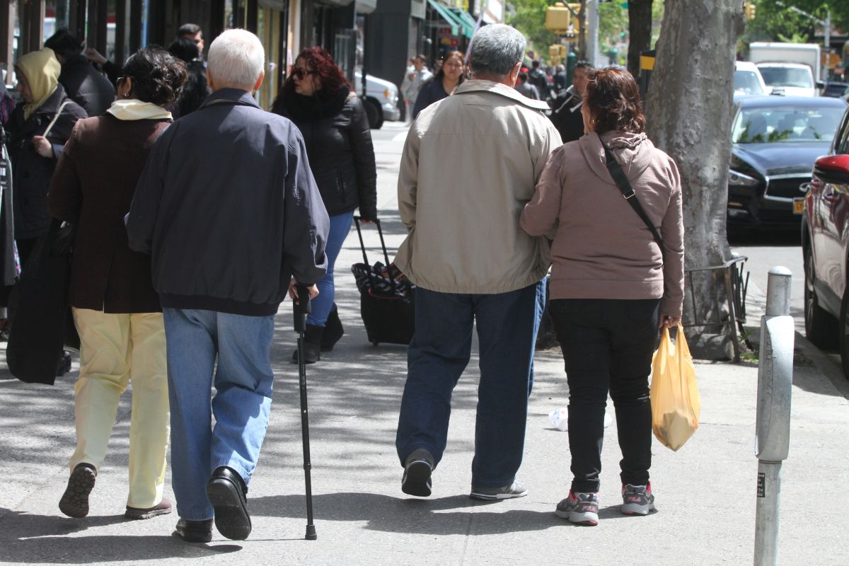 Envejecientes caminan por Queens Foto por Mariela Lombard