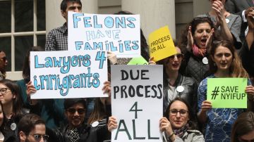 Inmigrantes y abogados manifiestan en City Hall para que los abogados puedan ayudarlos sin importar su estado legal.