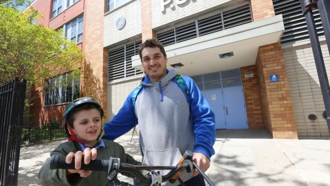 Padre Emerson Pacheco, de Chile, con su hijo, Emercito. Escuela 58 en Queens, donde la semana pasada, agentes de los inmigracion se les denego la entrada para la busqueda de un estudiante de 4to. grado.