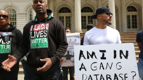 Presidente de Black Mattesr NY, Hawk Newsome piden investigacion sobre tacticas anti-pandillas del NYPD en City Hall.