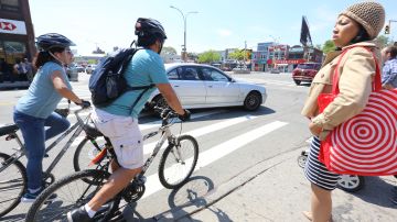 Vecinos hablan de seguridad en la Queens Blvd. y el nuevo carril para bicicletas.