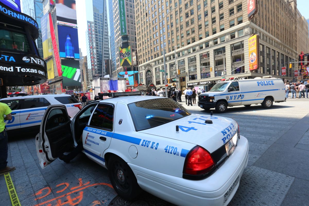Auto de NYPD de regulación del tráico en Nueva York.
