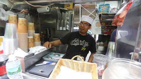 Mexicano Natalio Martinez,que trabaja en un puesto de comidas en Manhattan. Concejo discute un plan para implementar un sistema de grados con letras para los vendedores de comida en carritos callejeros.