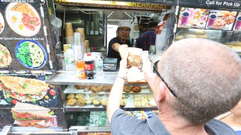 Mexicano Natalio Martinez,que trabaja en un puesto de comidas en Manhattan. Concejo discute un plan para implementar un sistema de grados con letras para los vendedores de comida en carritos callejeros.