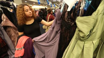 Taisha Alvarez elige su vestido para el Prom. Mas de mil estudiantes de 62 escuelas de la ciudad seleccionaron su traje para el PROM en el UFT en Manhattan.