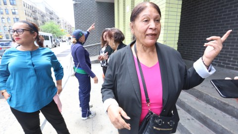 Vecina Ramona Paulino Rodriguez. Senadora Estatal Marisol Alcantara presentara una ley para combatir la epidemia del asma en Manhattan.