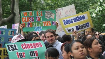 Manifestantes se congregaron en City Hall para criticar la eliminación de fondos en el presupuesto municipal para las clases de inglés para adultos.