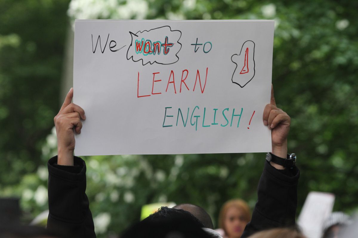 Manifestantes en una protesta en NYC para criticar la eliminación de fondos en el presupuesto municipal para las clases de inglés para adultos.
