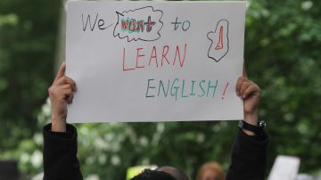 Manifestantes se congregaron en City Hall para criticar la eliminación de fondos en el presupuesto municipal para las clases de inglés para adultos.