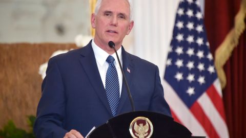 El vicepresidente de EE.UU., Mike Pence presidió la fiesta oficial por el Cinco de Mayo.