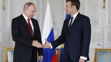 El presidente francés, Emmanuel Macron (d), recibe a su homólogo ruso, Vladimir Putin, en el Palacio de Versalles, cerca de París (Francia) hoy, 29 de mayo de 2017.