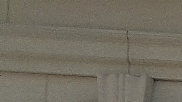 Daniel Leyva, de la Red Hispana de Salud, habla durante la manifestación realizada en las escalinatas de la Alcaldía de la ciudad de Nueva York.