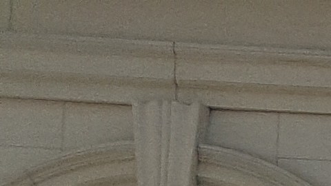 Daniel Leyva, de la Red Hispana de Salud, habla durante la manifestación realizada en las escalinatas de la Alcaldía de la ciudad de Nueva York.