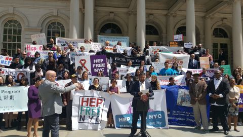 Daniel Leyva, de la Red Hispana de Salud, habla durante la manifestación realizada en las escalinatas de la Alcaldía de la ciudad de Nueva York.