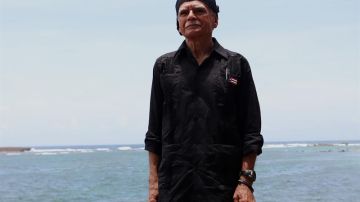 Oscar López en la costa de Puerto Rico como hombre libre. EFE
