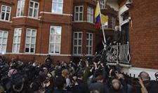 Julian Assange se dirigió a los medios de comunicación desde el balcón de la embajada ecuatoriana en Londres para celebrar el cierre del caso de presunta violación contra él.