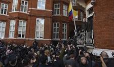 Julian Assange se dirigió a los medios de comunicación desde el balcón de la embajada ecuatoriana en Londres para celebrar el cierre del caso de presunta violación contra él.